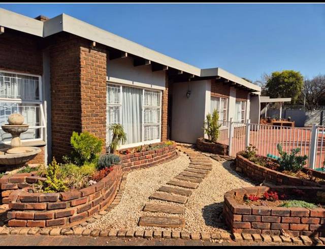 5 BEDROOM HOUSE FOR SALE IN DORINGKLOOF